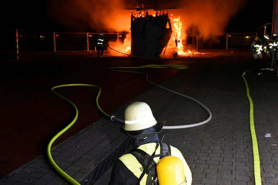 Die Feuerwehr hatte eine Stunde auf dem Schulhof zu tun, bis die Lage unter Kontrolle war.
