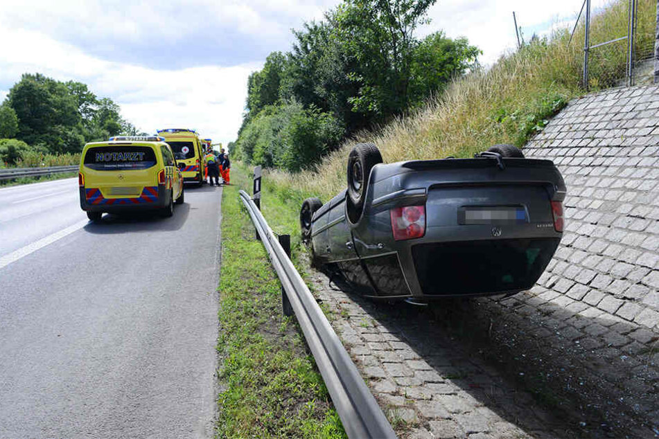 Zum Liegen kam der VW Passat unter einer Autobahnbrücke.