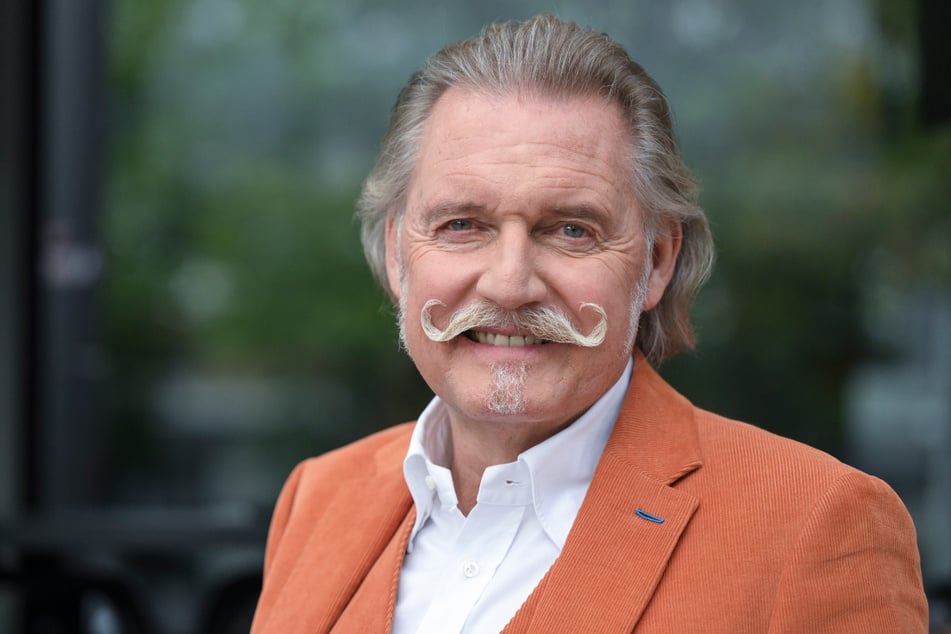 Einer der Gäste der "NDR Talk Show" am Freitagabend ist Jurist und TV-Anwalt Ingo Lenßen (64).