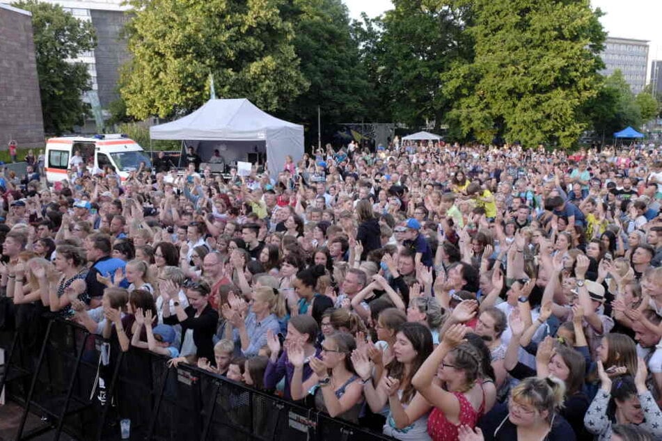 Tausende Fans sind in den Stadthallenpark zum Feiern gekommen.