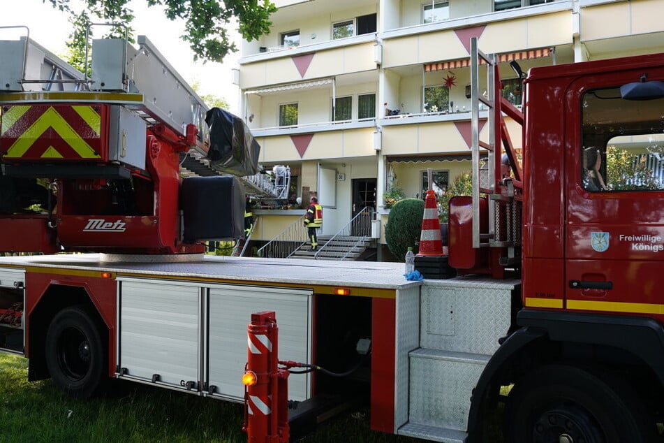 Über eine Drehleiter erfolgte die Rettung der betroffenen Bewohner.