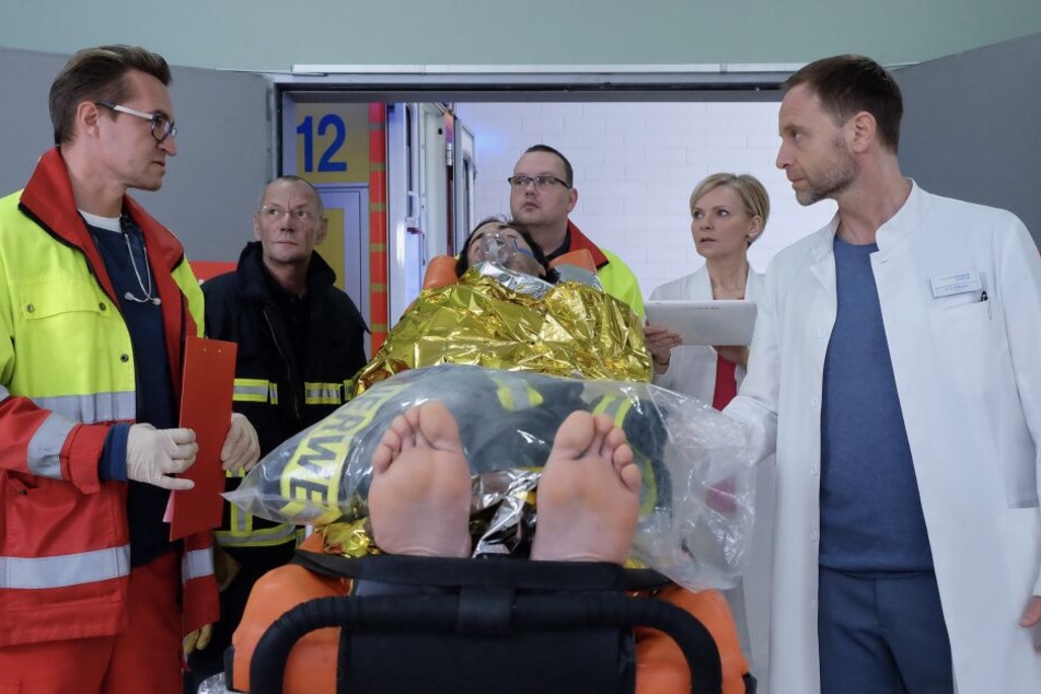 Zusammen mit der Bewohnerin des Brandhauses wird Max Volkmann in die Notaufnahme eingeliefert.