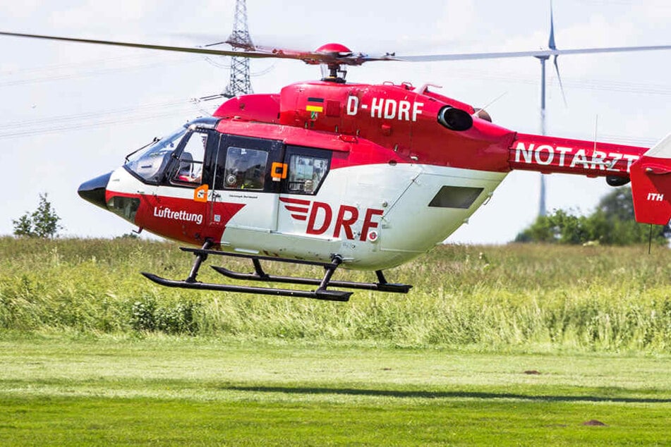 Mit dem Rettungshubschrauber wird der Junge in eine Spezialklinik geflogen (Symbolbild).