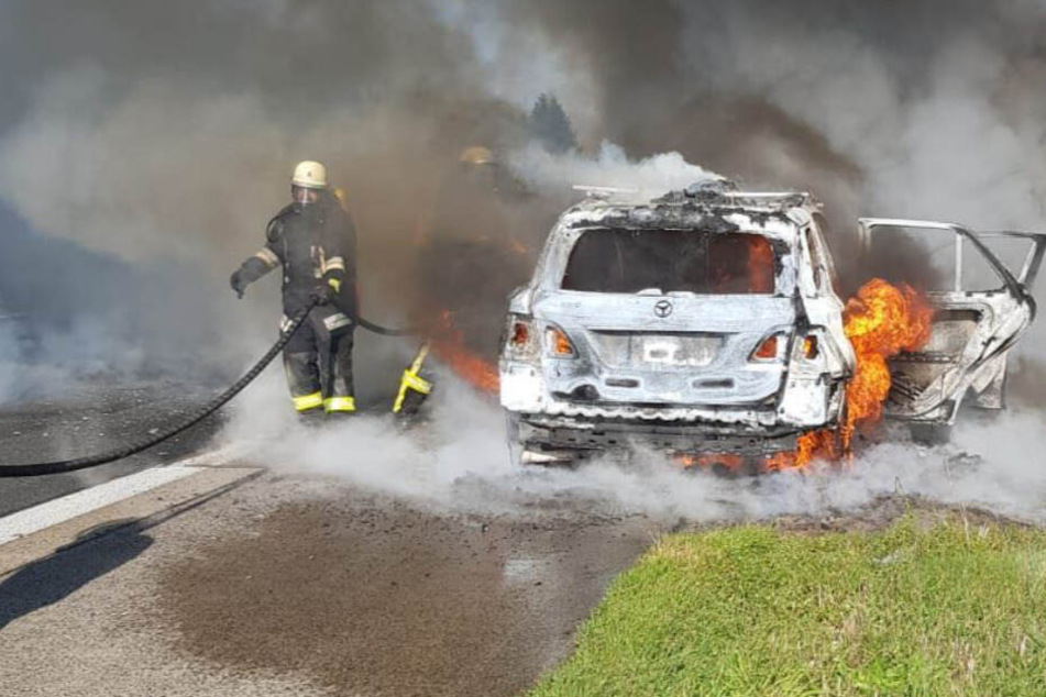 Glück im Unglück: die fünfköpfige Familie konnte rechtzeitig den Wagen verlassen, ehe er zur tödlichen Feuer-Falle wurde.