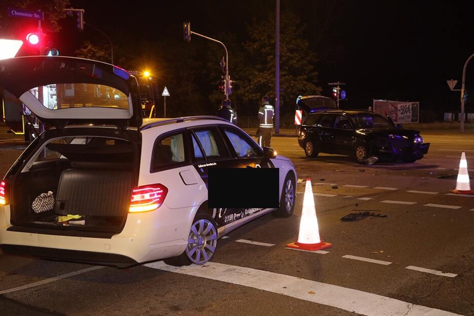 Die Kreuzung Nürnberger Straße und Chemnitzer Straße mit beiden Unfall-Fahrzeugen.