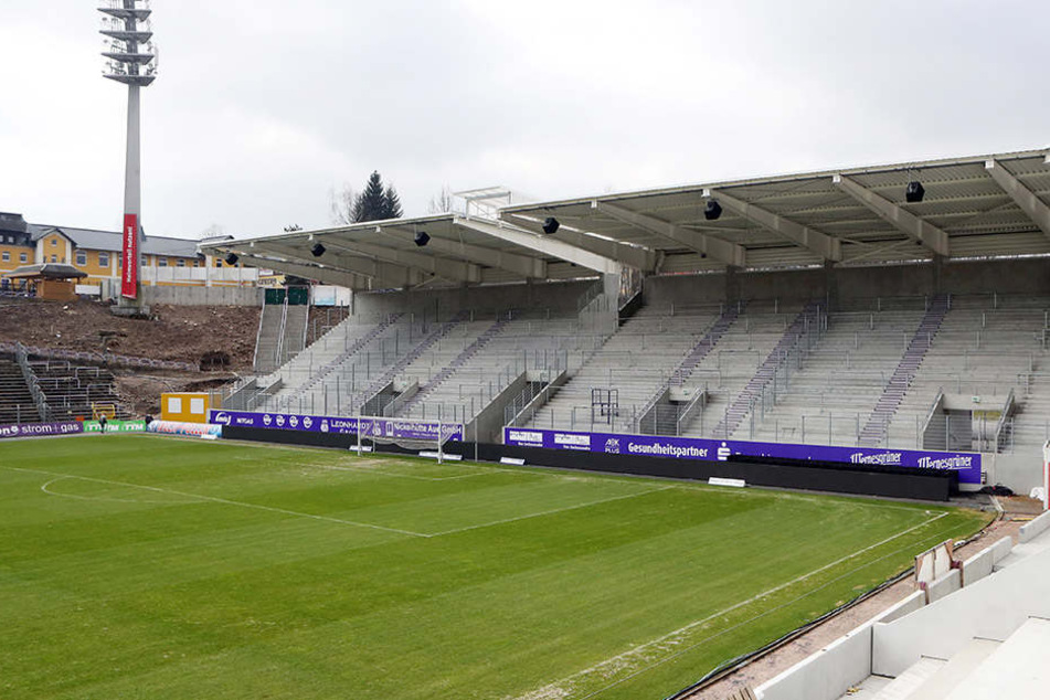 Im Dezember soll das lila-weiße Schmuckkästchen fertig sein und 16.400 Fans Platz bieten. Derzeit wird fleißig an der Haupttribüne gearbeitet.