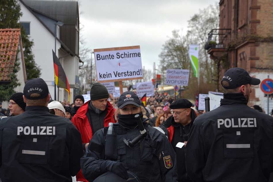 Die Polizei sicherte die beiden Demonstrationen mit mehreren Hundertschaften ab.