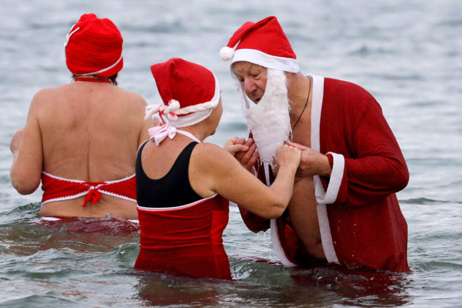 Die Schwimmer wagten sich weihnachtlich dekoriert ins kalte Wasser.