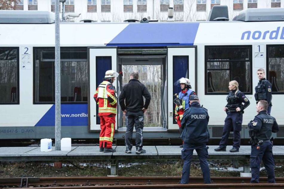 Einsatzkräfte begutachten den Schaden.