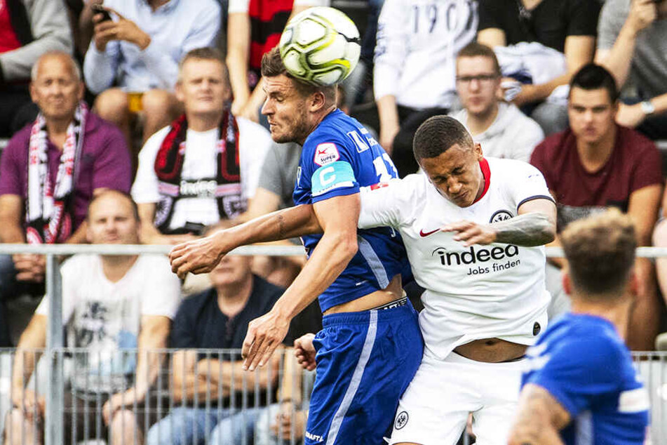Frankfurts Tuta (M.) im Kopfballduell mit Luzerns Pascal Schuerpf.