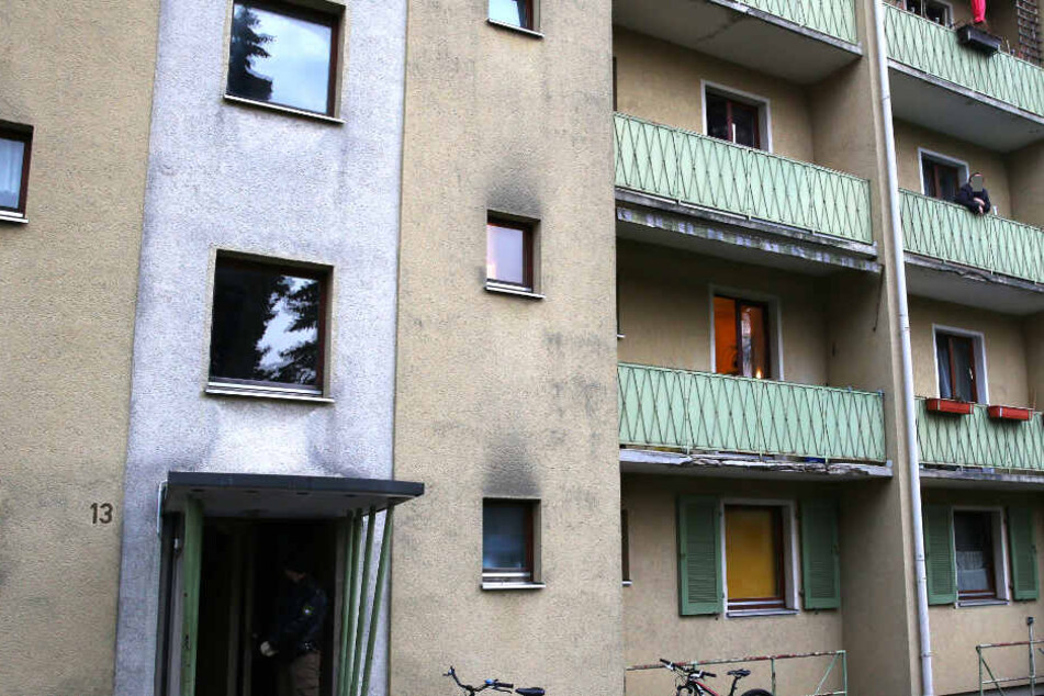 Mann schießt mehrmals aus seinem Fenster heraus. (Symbolbild)