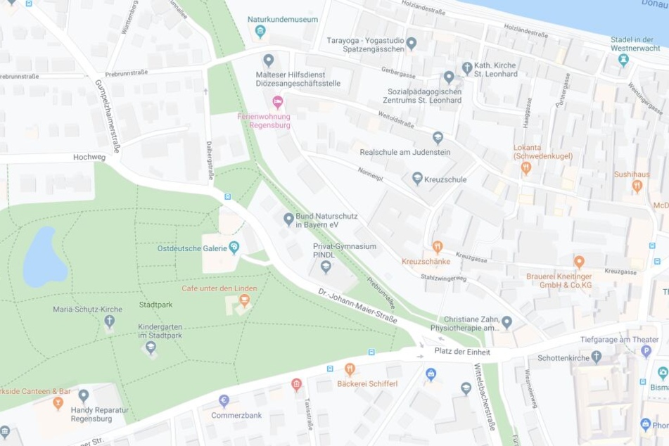 In Regensburg sind zwei Menschen von einem Taxi erfasst und schwer verletzt worden.