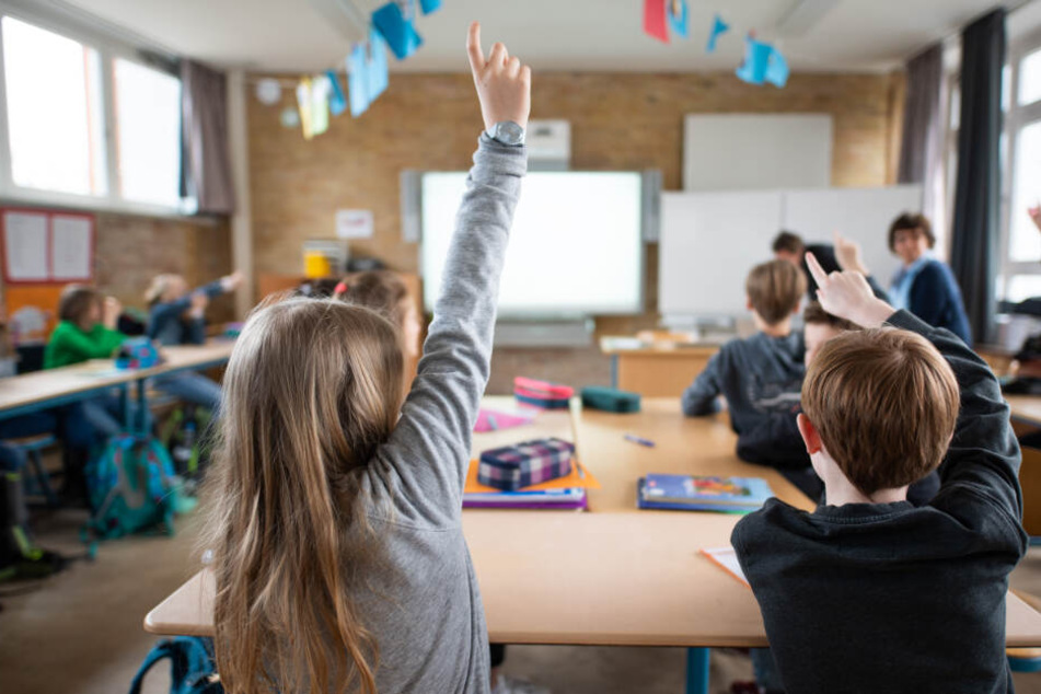 Ich weiß es, ich weiß es! Was für eine schwierige Frage des Lehrers.