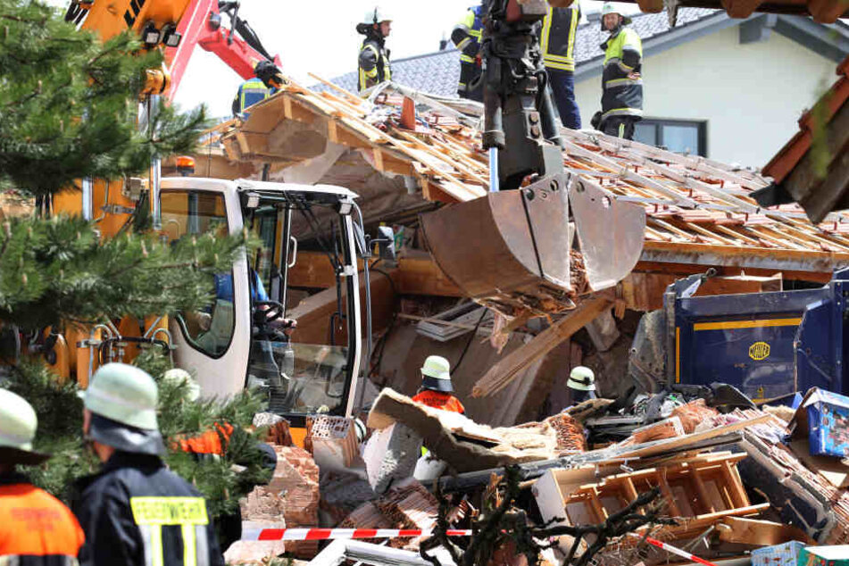 Helfer tragen Teile eines zerstörten Wohnhauses ab. In den Morgenstunden kam es dort zu einer Explosion, Menschen wurden dabei verschüttet.