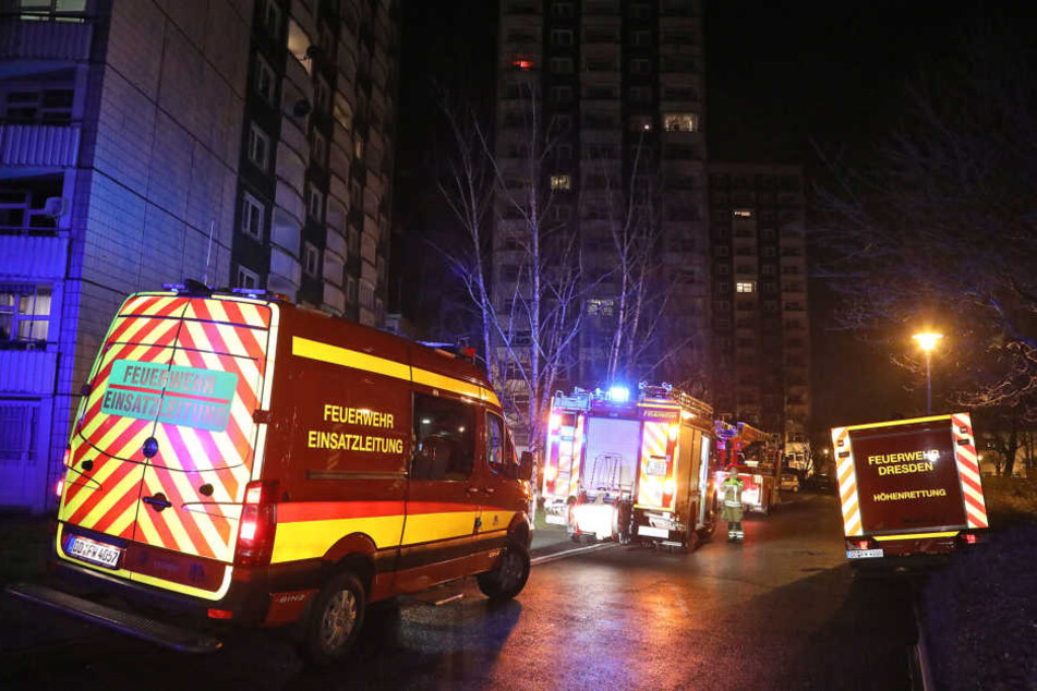 Zwei Berufsfeuerwehren und die Freiwillige Feuerwehr aus Gorbitz mussten anrücken, um den Brand unter Kontrolle zu bringen.