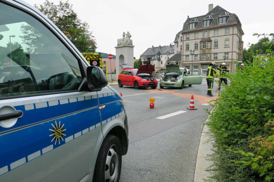 Die Schillerstraße wurde nach dem Unfall voll gesperrt.