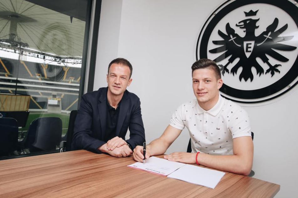 SGE-Sportvorstand Fredi Bobic (links) freut sich: Offensiv-Talent Luka Jovic (rechts) kommt zunächst für zwei Jahre an den Main.