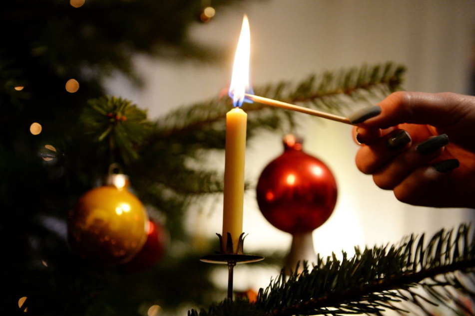 Die Kerze wurde vergessen und setzte die Weihnachtsdeko in Brand. (Symbolbild)