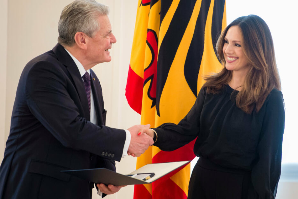Bundespräsident Joachim Gauck verlieh am 2017 zum Internationalen Frauentag den Verdienstorden der Bundesrepublik Deutschland an die Moderatorin Nazan Eckes im Schloss Bellevue in Berlin.
