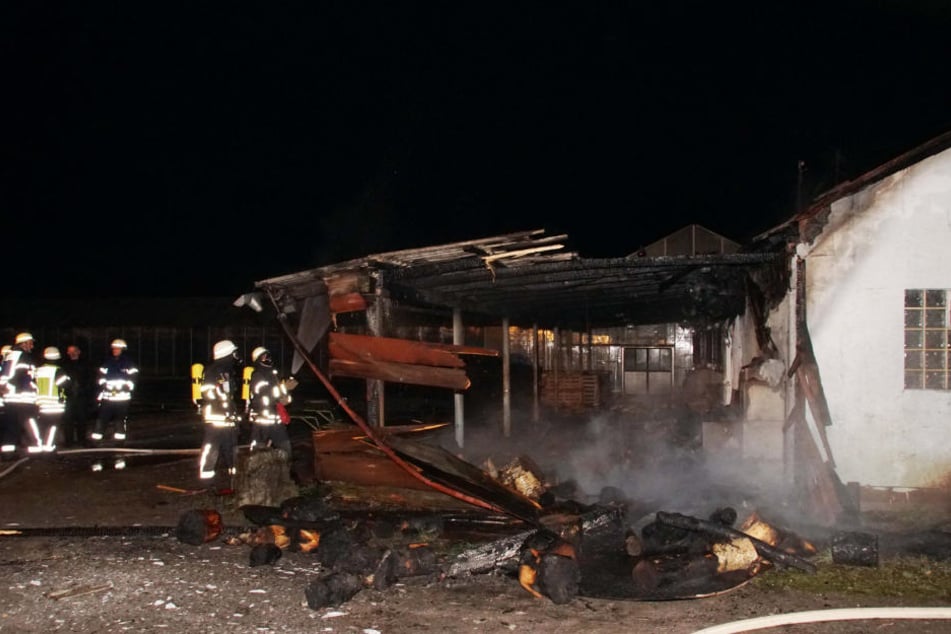 Das Gebäude brannte völlig aus. Die Feuerwehr löscht den Brand.