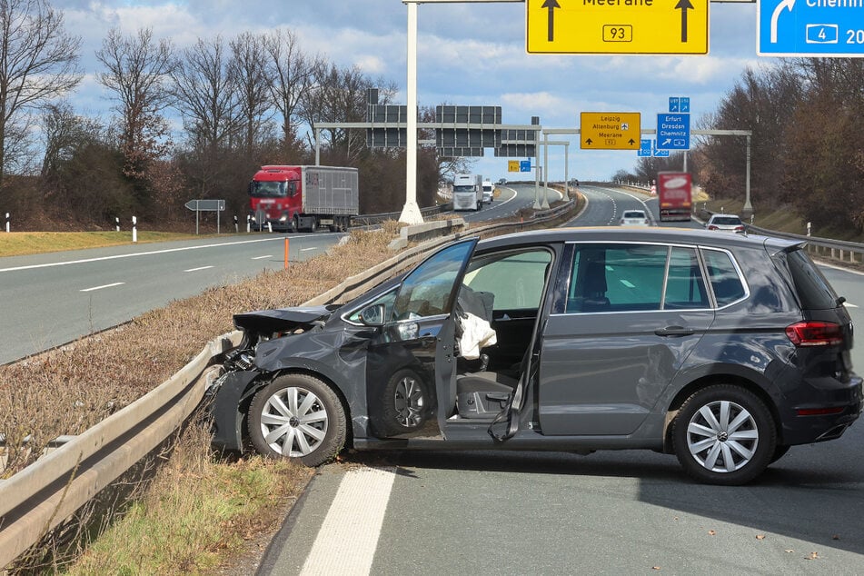 Der VW landete in der Leitplanke.