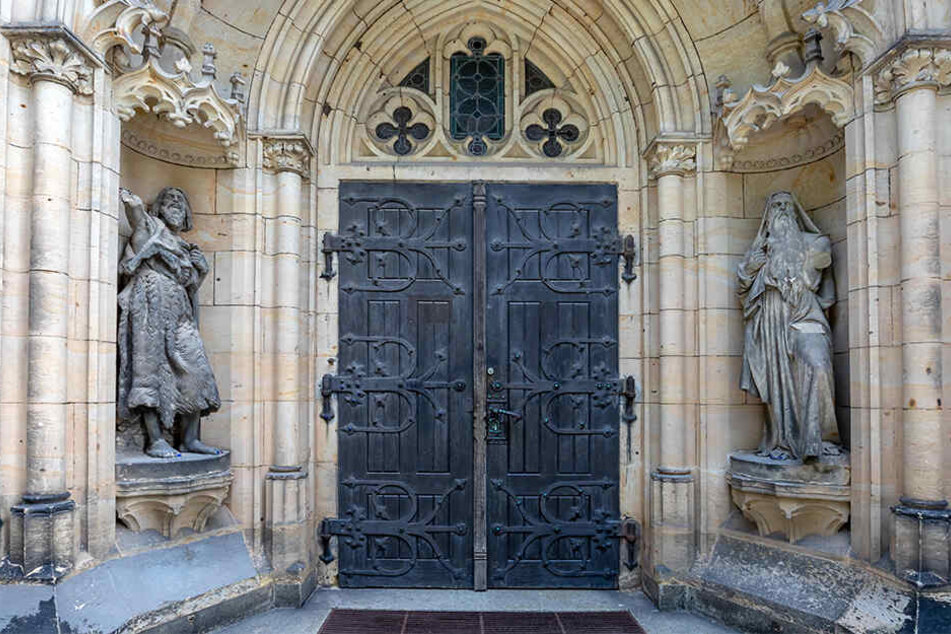 Farb-Attacke auf (Johannes, l.) und Moses vor der Schlosskirche.