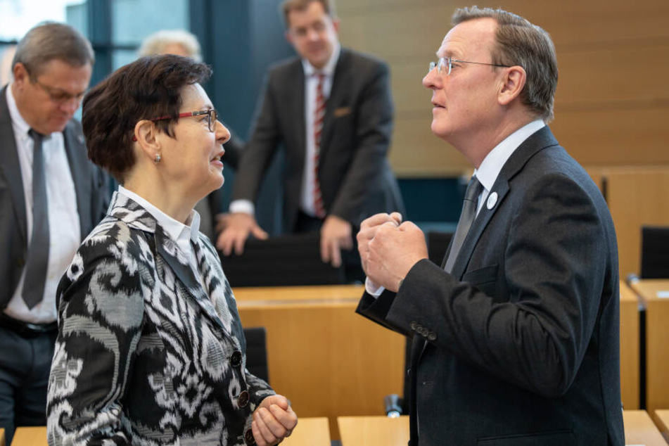 Bodo Ramelow gestikuliert neben Heike Taubert vor seiner Regierungserklärung u.a. zur Langzeitstudie Thüringen-Monitor.