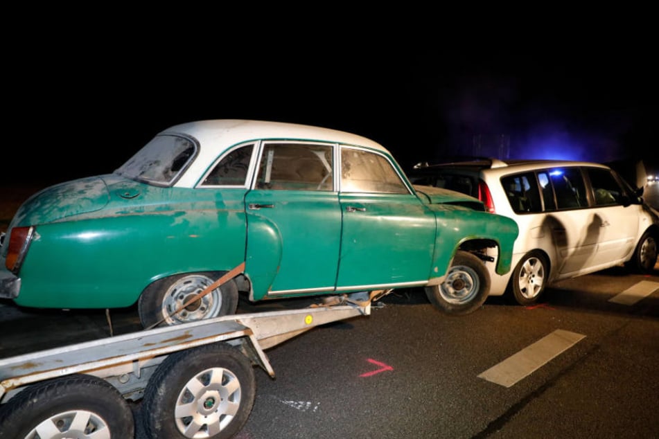 Der Wartburg 311, den der Renault auf einem Anhänger hatte, schob sich auf das Auto.