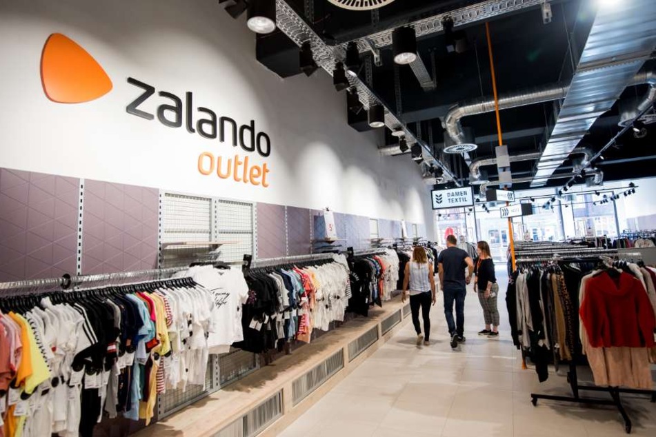 Reduzierte Designermode vieler Marken können Kunden in den Zalando-Outlets shoppen.