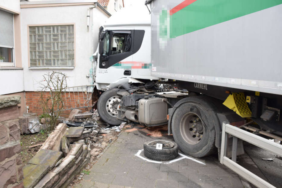 Mit voller Wucht prallte der Lkw gegen die Hauswand.