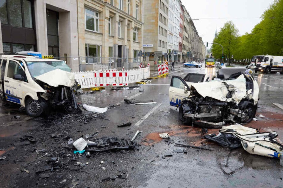 Die Wracks von zwei nach einem Unfall komplett zerstörten Taxis liegen am Ballindamm auf der Straße.