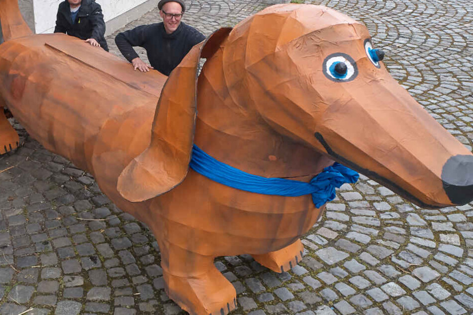 Der gigantische Dachshund konnte gerade so seiner bevorstehenden Vernichtung entgehen.