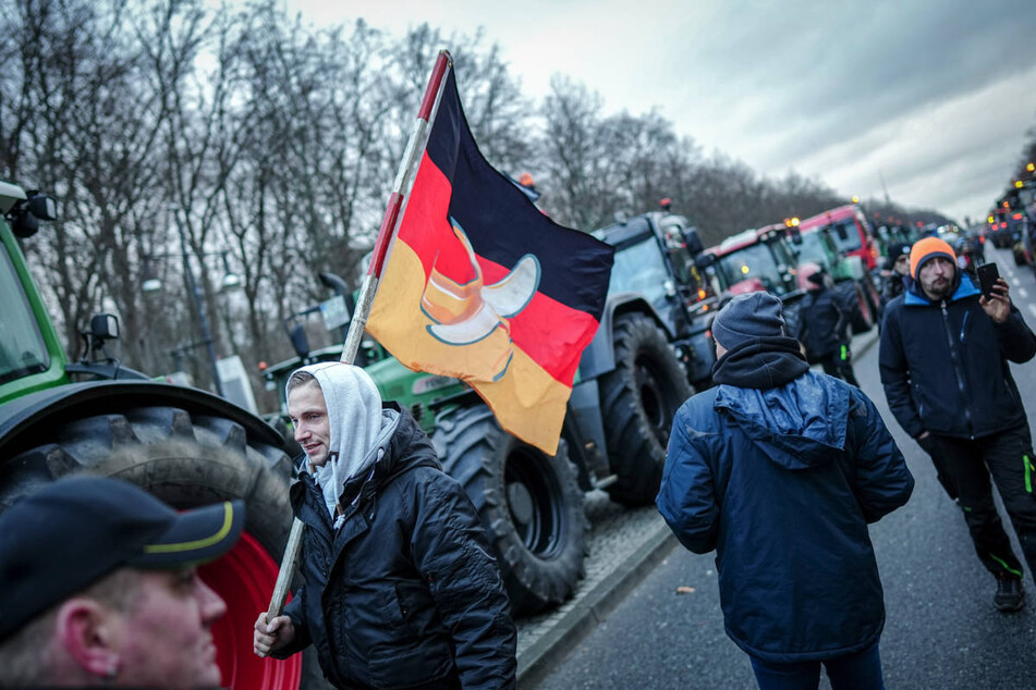 Demonstranten machen sich auf den Weg zum Brandenburger Tor.