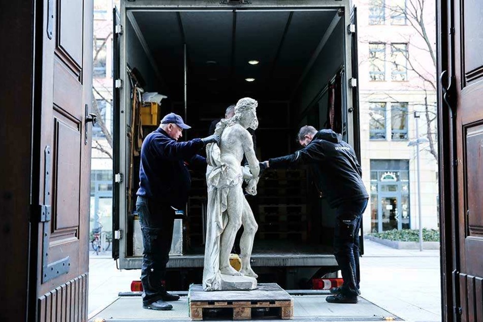 Mittwoch luden die Logistiker die "Ecce-Homo-Christus"-Figur in einen Laster, brachten sie in ein Depot.