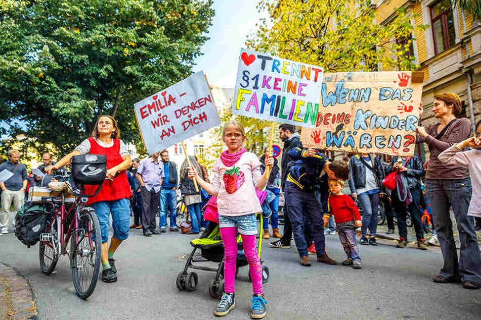 Mit selbst gebastelten Transparenten demonstrierten Dresdner gegen die Abschiebung einer fünfköpfigen Familie.