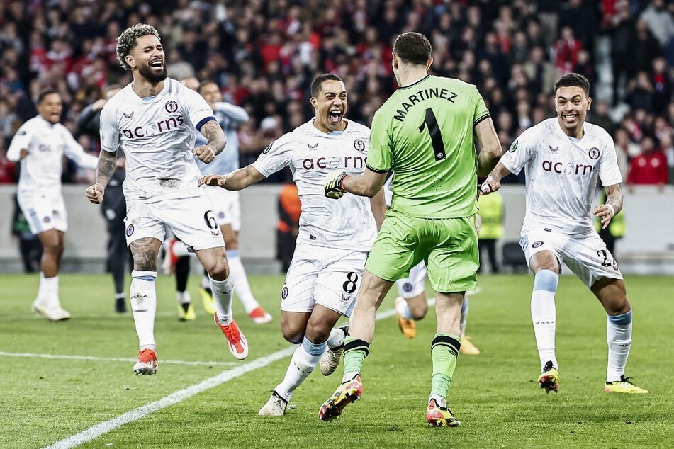 Geballte Freude: Aston Villa feiert dank seines Keepers den Einzug ins Conference-Halbfinale!