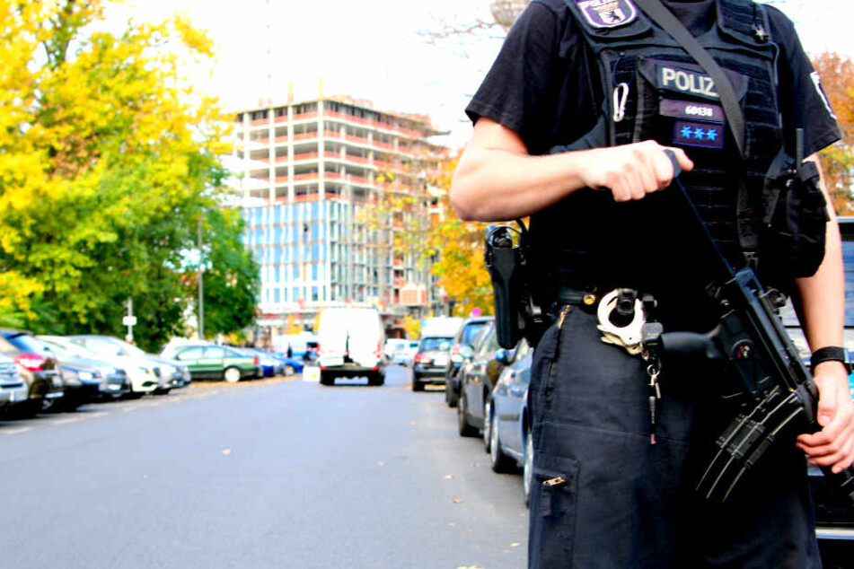 Die Täter sollen maskiert und bewaffnet gewesen sein.