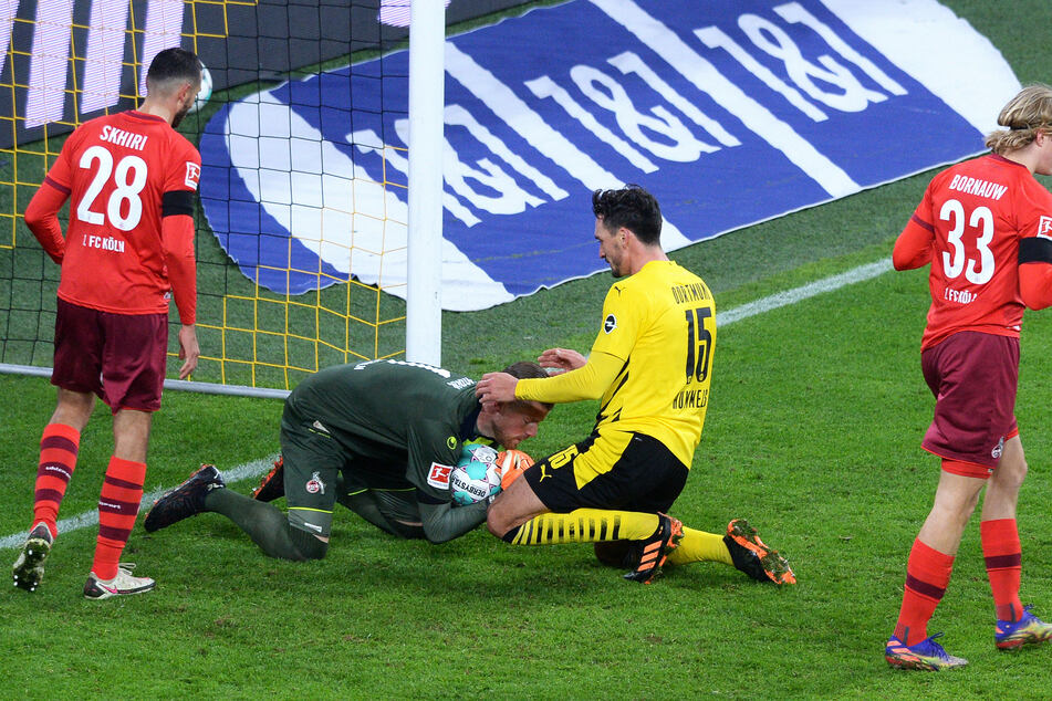 Kölns Torhüter Timo Horn (l.) schnappt sich den Ball vor Mats Hummels (Dortmund).