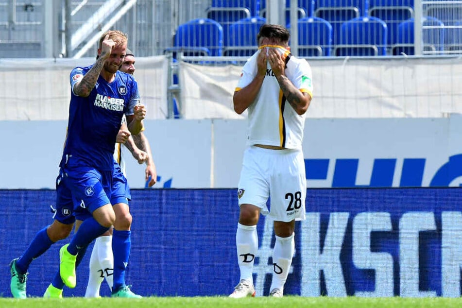 Baris Atik vergräbt die Augen nach einem Tor des KSC.