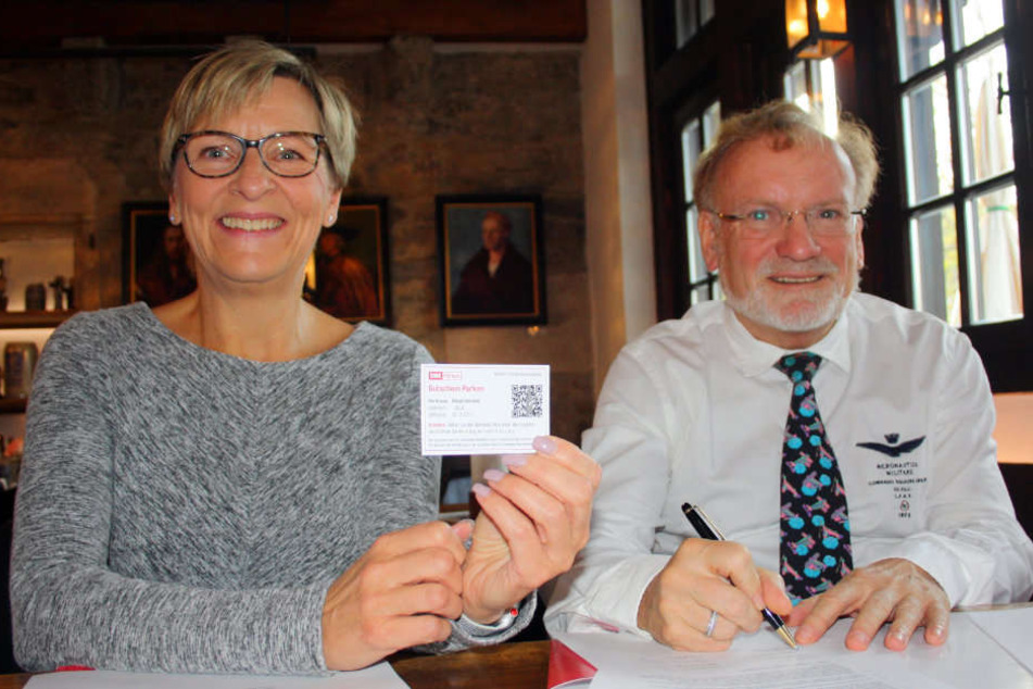 Myriam Berg, Geschäftsführerin der SWE Parken GmbH, und Heinz Jochen Spilker, Vorstandsvorsitzender des City-Management Erfurt e.V., sind von der neuen Idee begeistert.