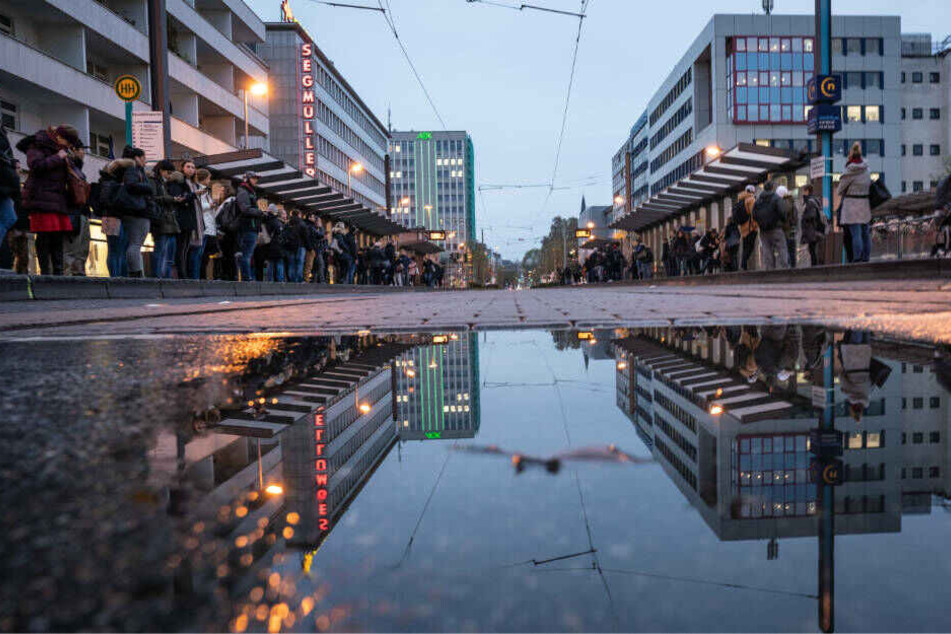 Zahlreiche Menschen warten morgens an einer Haltestelle für Busse und Straßenbahnen an der Konstablerwache in der Innenstadt.