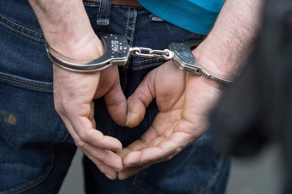 Die Polizei nahm den 24-jährigen Betrüger fest, die Frau entkam. (Symbolbild)