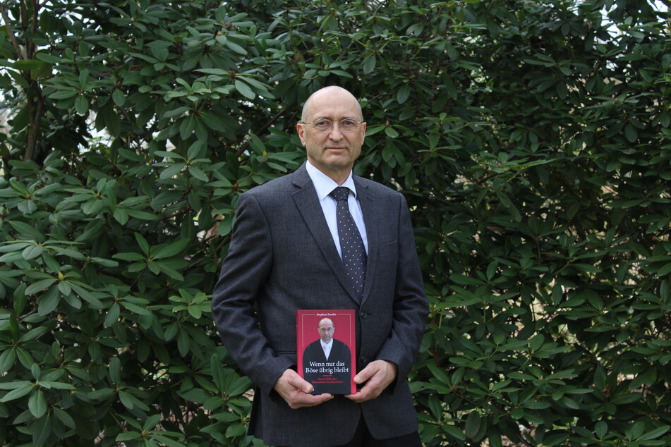 Der Zwickauer Amtsrichter Stephan Zantke (62) brachte im März sein neues Buch heraus.