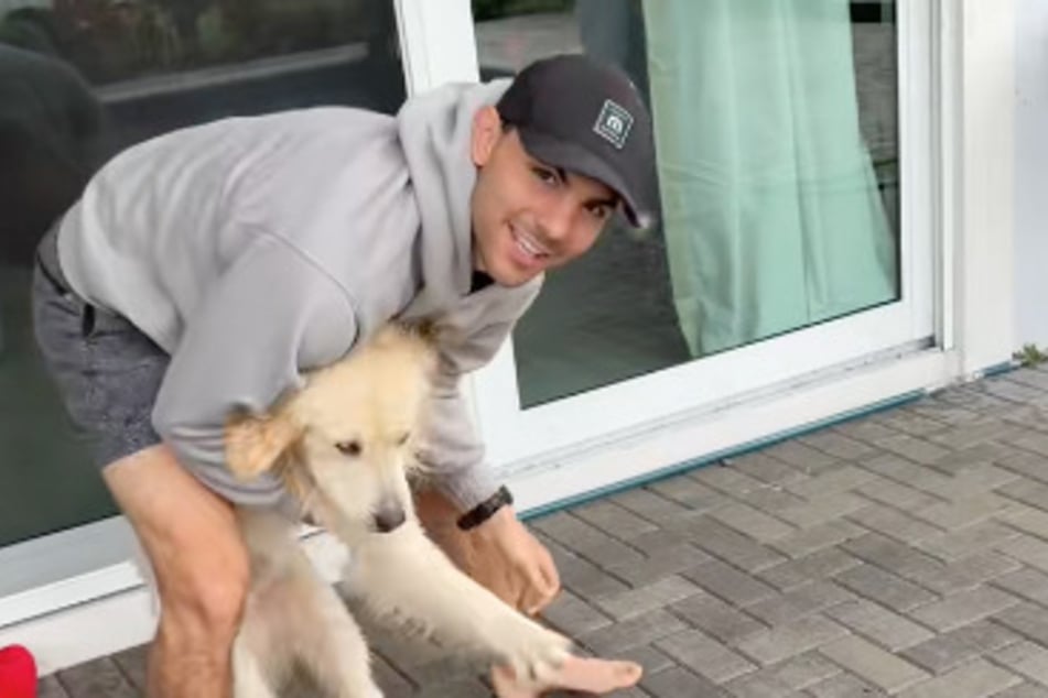 Na začátku se Corey Moriarty ještě dokázal smát tomu drzému šprýmaři.