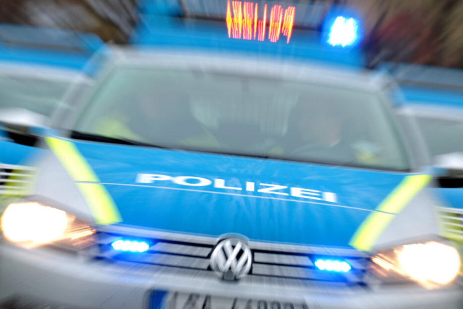 Ein Polizeiauto mit Blaulicht ist im Einsatz.