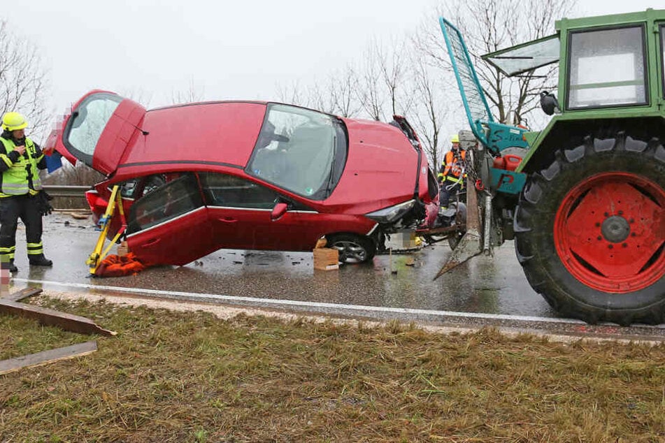 Rettungskräfte arbeiten an der Unfallstelle auf der Bundesstraße 20.