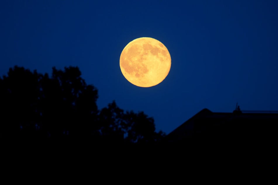Orange-rötlich war am 20.06.2016 der Mond zu sehen. Die kam dazu, weil der Juni-Vollmond genau auf die Sommersonnenwende traf.