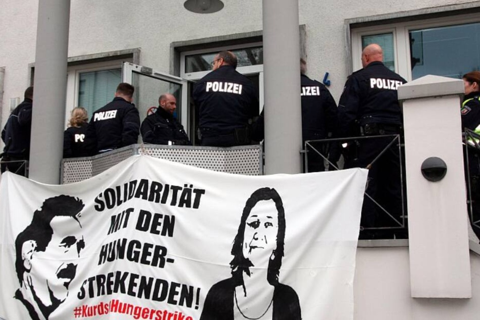 Die Aktivisten wollten Solidarität mit den Hungerstreikenden in der Türkei zeigen.