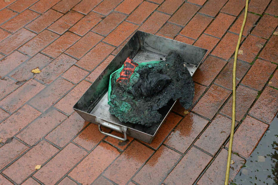Der Übeltäter war schnell gefunden: Ein Mülleimer hatte Feuer gefangen - wie ist bisher unklar.