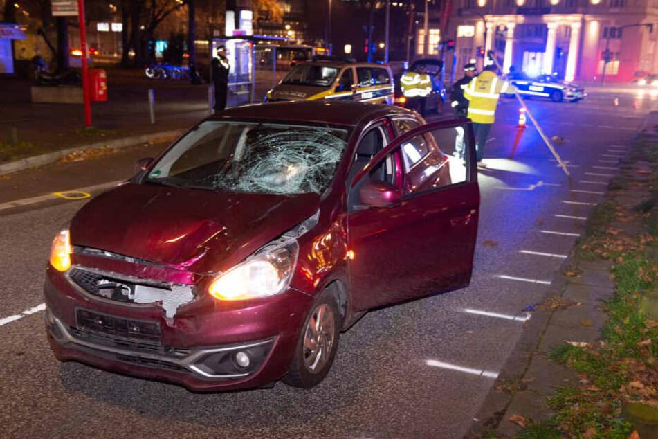 Die Scheibe des Autos wurde bei dem Aufprall demoliert.